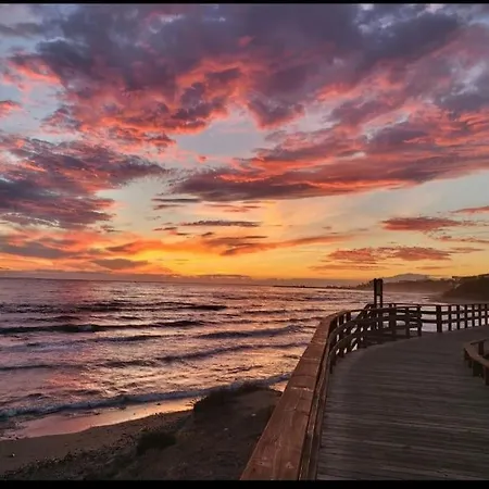 Casita Junto Al Mar En El Puerto De Cabopino Сasa de vacaciones